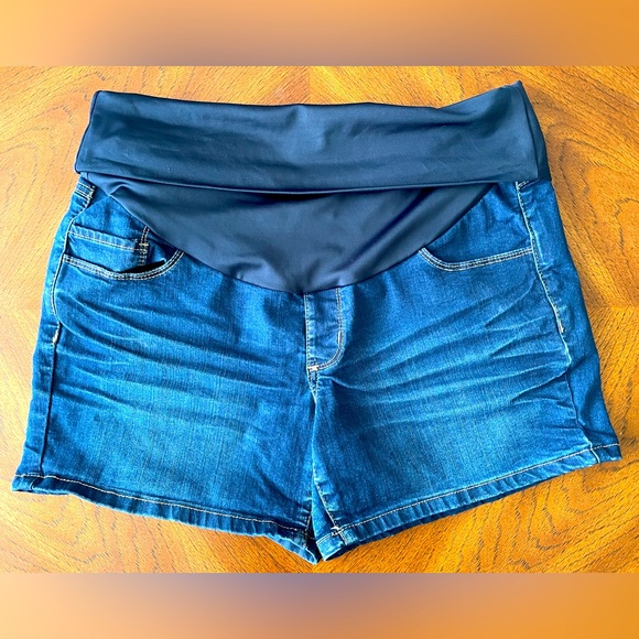 Size M Thyme Maternity denim shorts - Picture 1 of 3